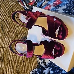 mossimo 8.5 burgundy velvet chunky heels